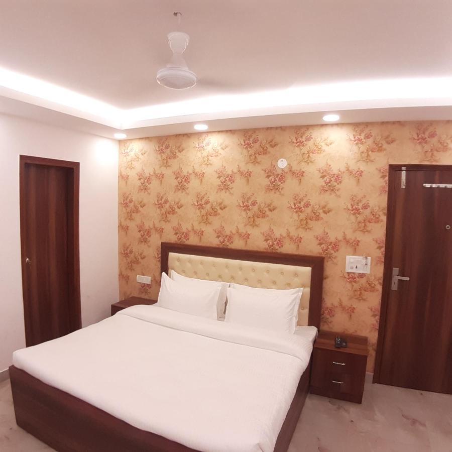 Triom Hotel Delhi (National Capital Territory of India) Exterior photo